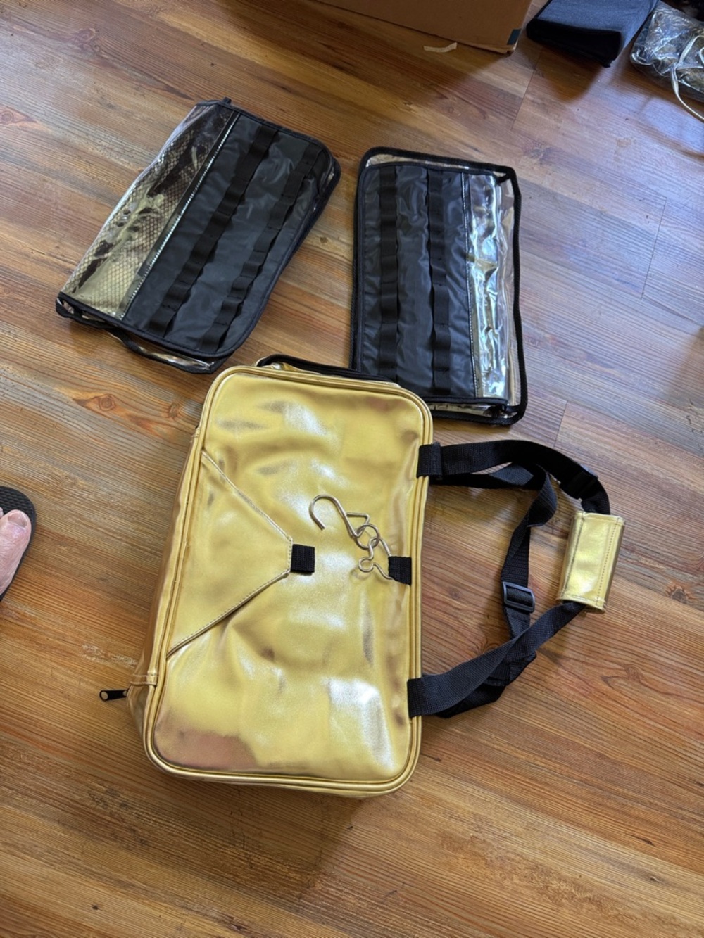 NWOT. TRAVEL MAKEUP SUITCASE ZIPPERS/Velcro Enclosure Pull out 2 Plastic Storage